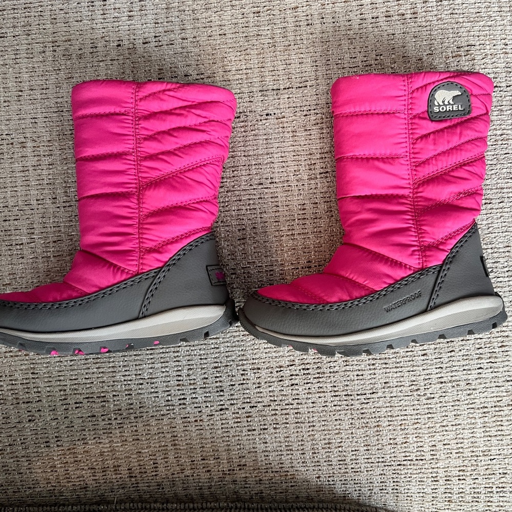 Kids Sorel Snow Boots Size 8. Never been worn.